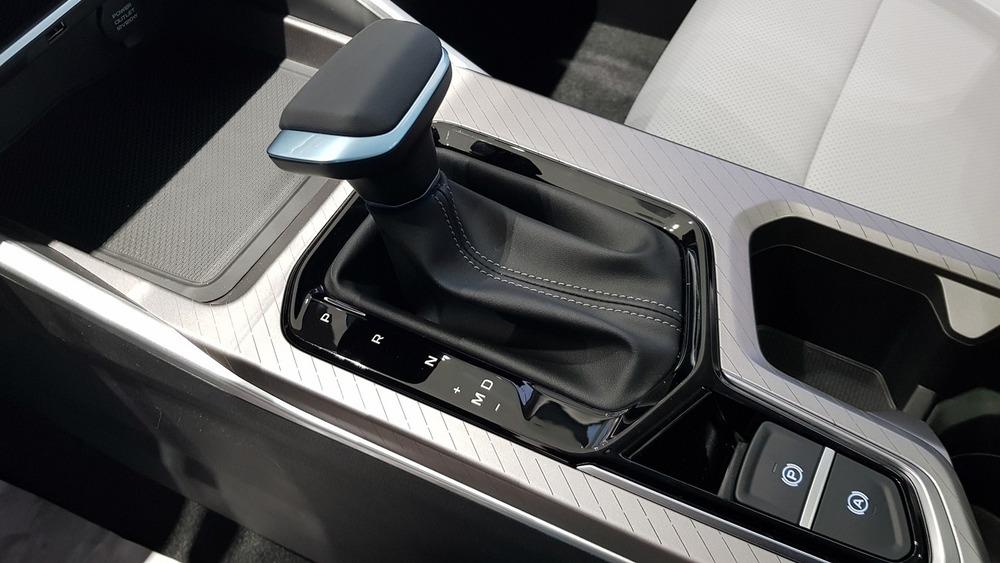 Обновленный Geely Emgrand в Беларуси в автосалоне салон салон центральный тоннель селектор автомат