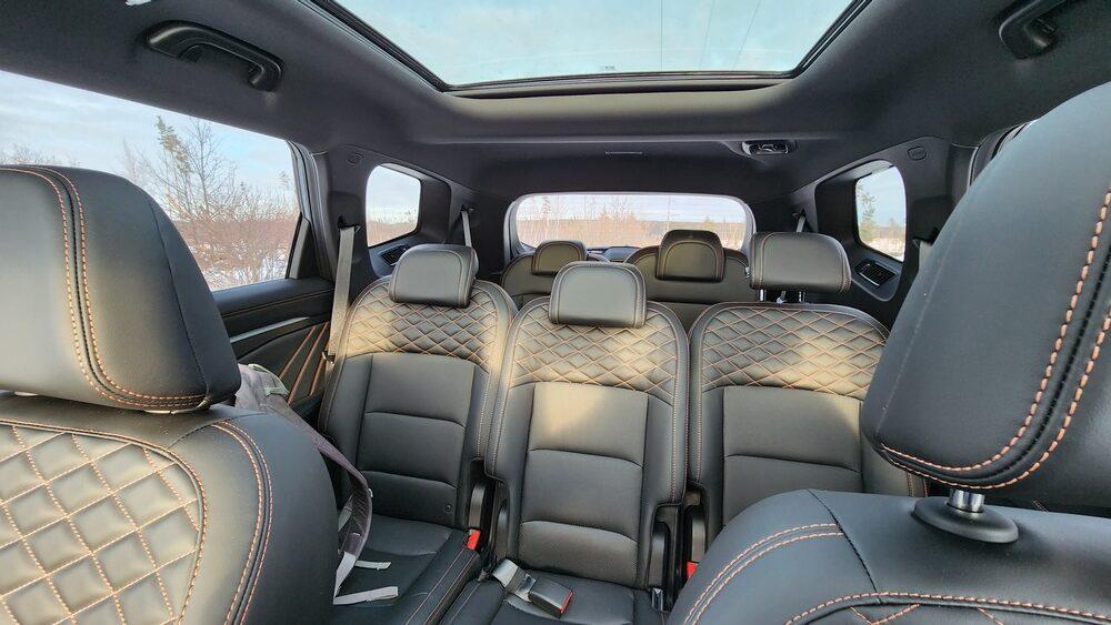 Тест салона Geely Okavango, интерьер второго и третьего ряда сидений
