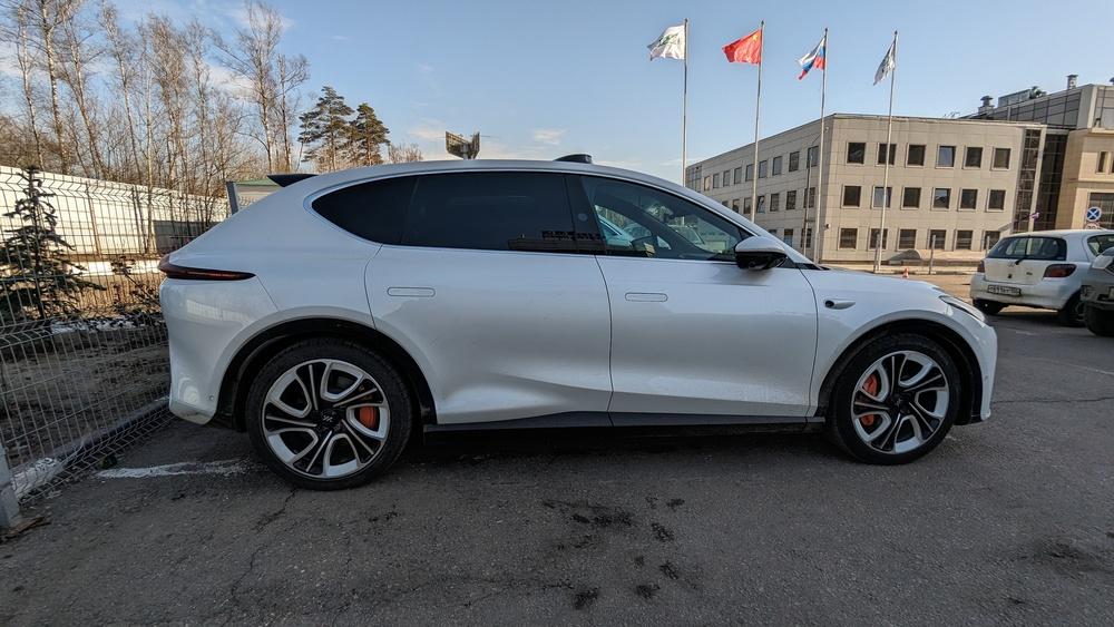 Электрический кроссовер IM LS7 вид сбоку