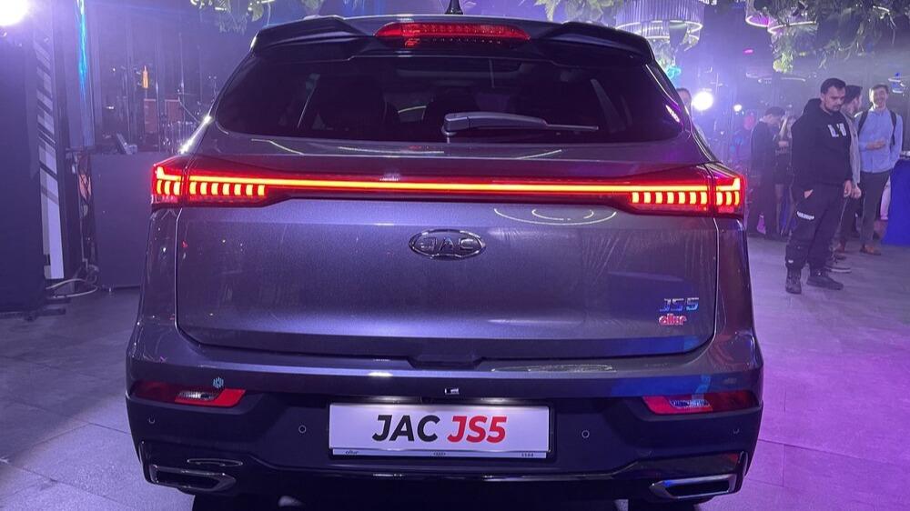 Презентация JAC JS5 в Казахстане сзади