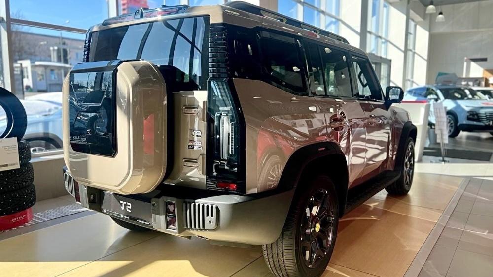 Внедорожник Jetour T2 новый от дилера купить московскую симку в автосалоне бок спереди
