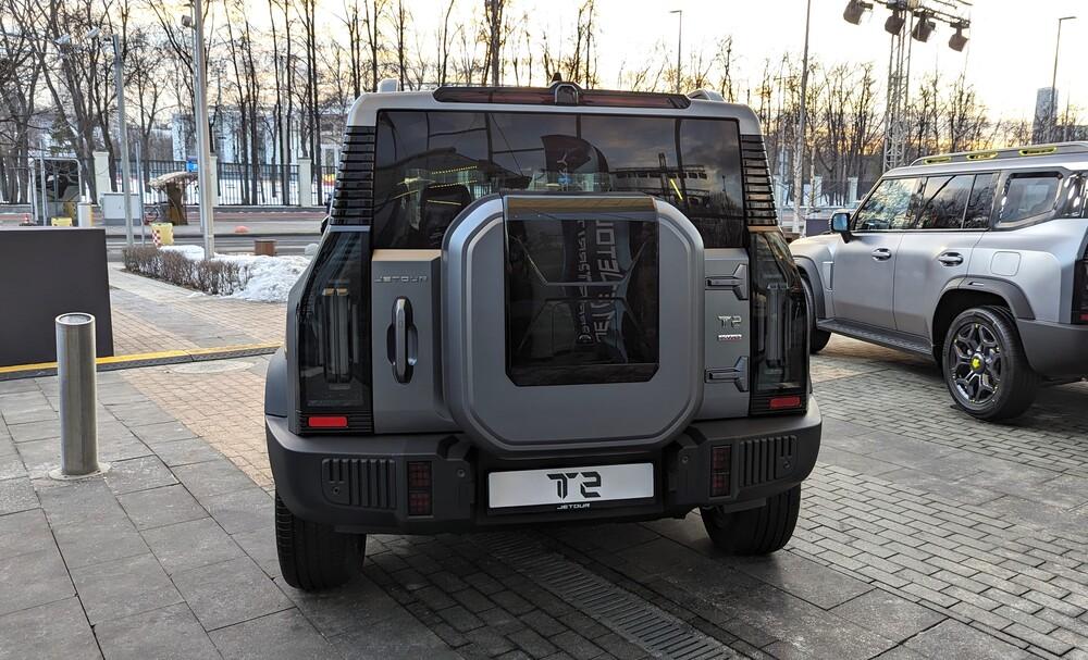 Представление Jetour T2 сбоку и сзади