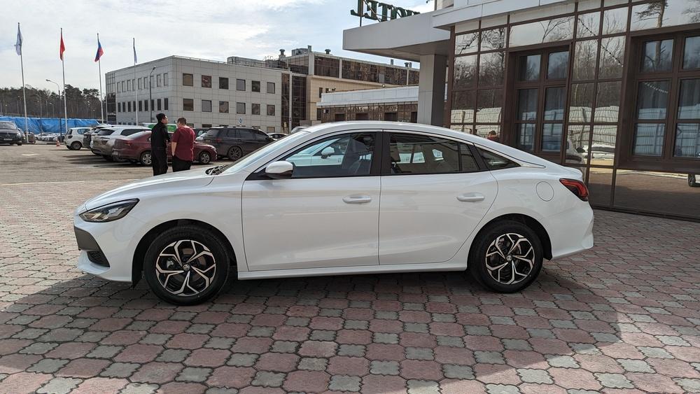 Седан MG 5 вид сбоку