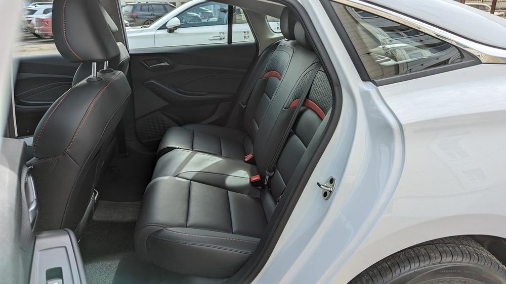 Салон седана MG 5 интерьер второго ряда сидений