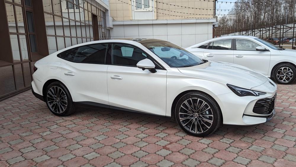 Лифтбек MG 7 передняя сторона