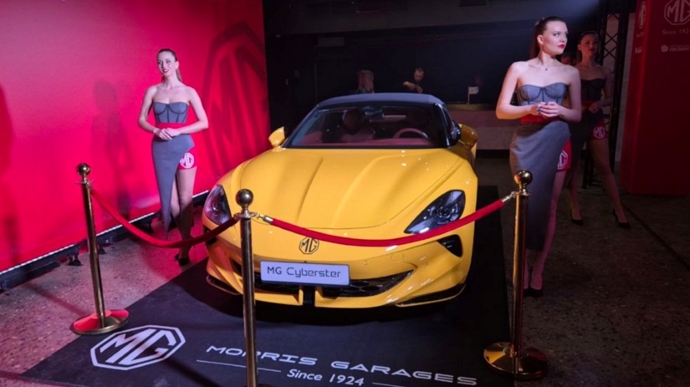 Презентация передней части родстера MG Cyberstar