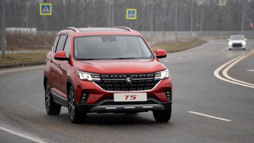 Кроссовер Forthing T5 сбоку спереди в динамике