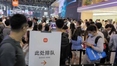 На Пекинском автосалоне 2024, люди стоят в очереди, чтобы увидеть Xiaomi SU7 поближе
