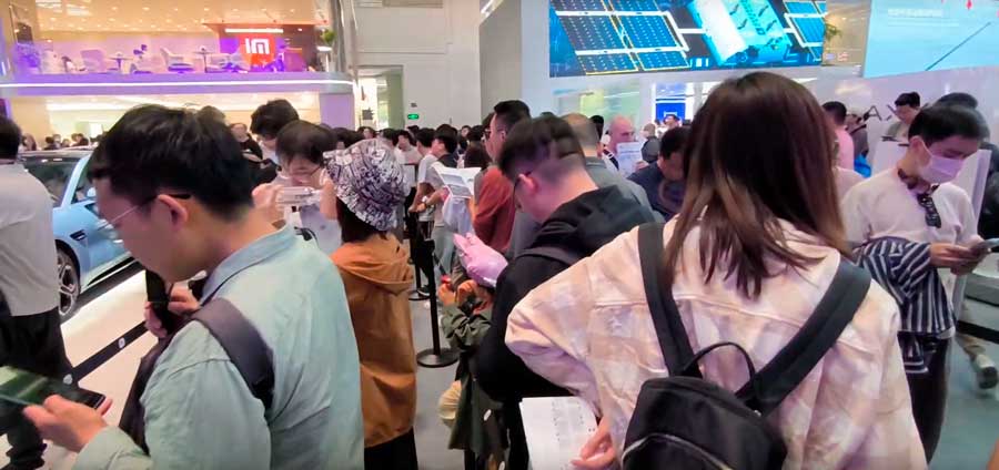 На Пекинском автосалоне 2024, люди стоят в очереди, чтобы увидеть Xiaomi SU7 поближе