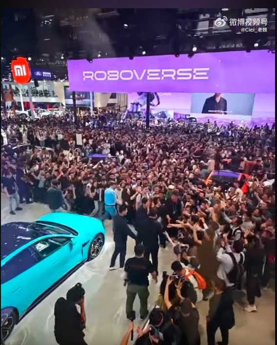 На Пекинском автосалоне 2024, люди стоят в очереди, чтобы увидеть Xiaomi SU7 поближе