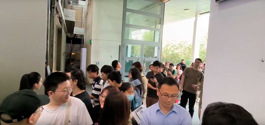 На Пекинском автосалоне 2024, люди стоят в очереди, чтобы увидеть Xiaomi SU7 поближе