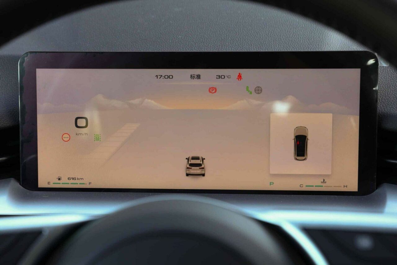 Интерьер рестайлингового GWM Haval H6 2024 года представлен на фотографиях в Китае