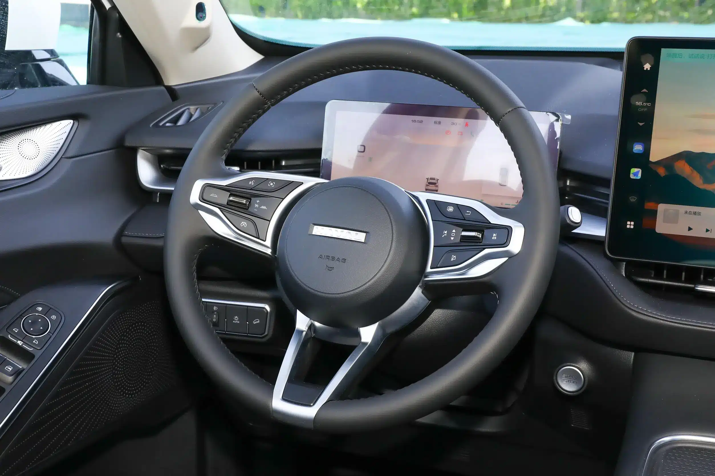 Интерьер рестайлингового GWM Haval H6 2024 года представлен на фотографиях в Китае