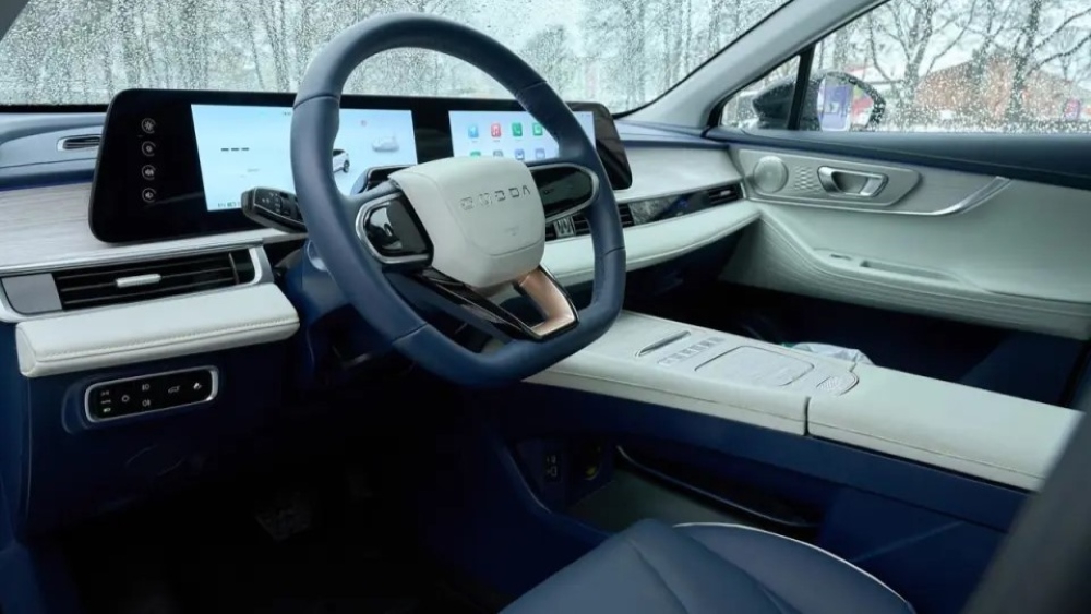 Электрический кроссовер Omoda E5 в московском интерьере
