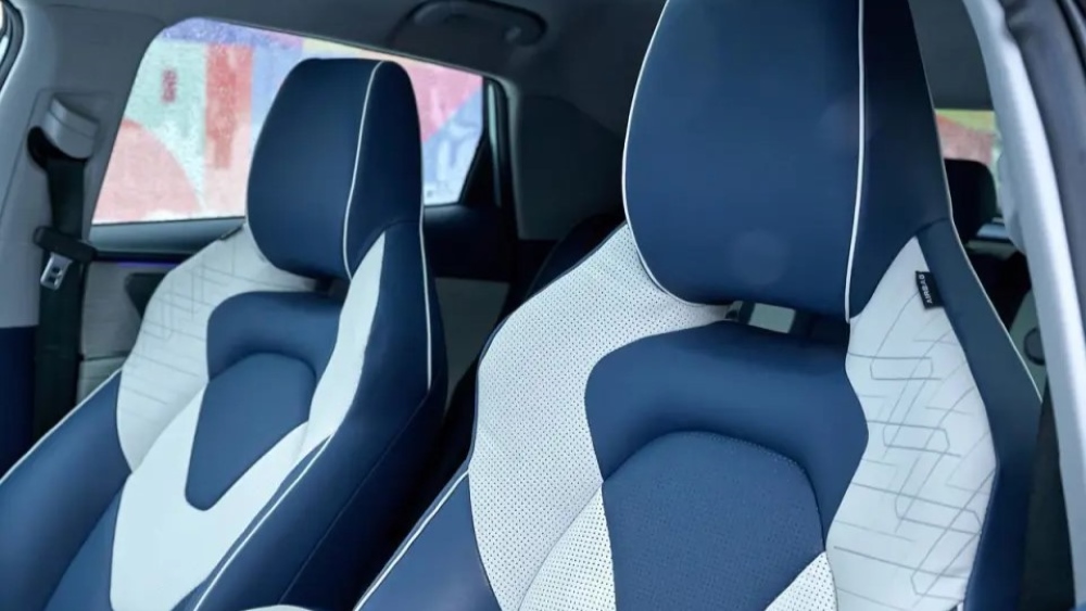 Электрический кроссовер Omoda E5 в московском интерьере