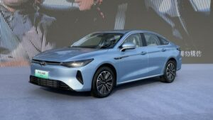 В Китае Chery представила новую версию седана Fulwin A8 Voyage Editon PHEV