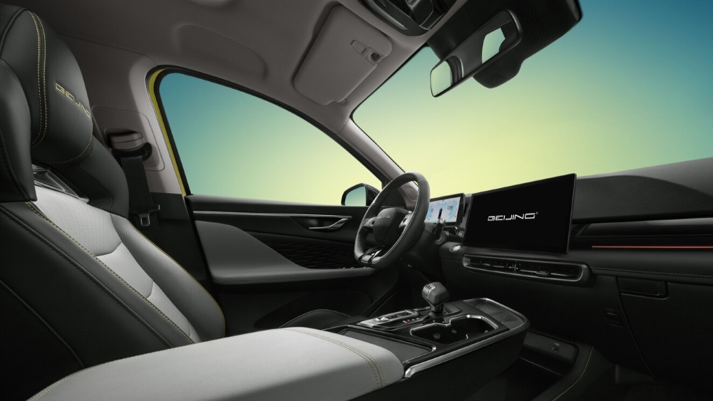 обновленный салон BAIC X55 2024 модельного года, интерьер первого ряда сидений