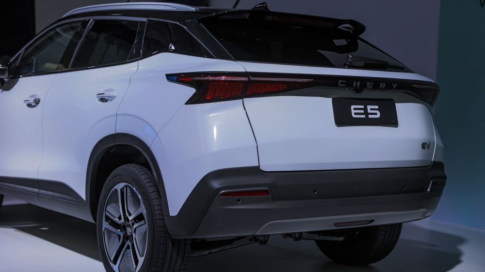 Электрический кроссовер Omoda E5 сбоку назад