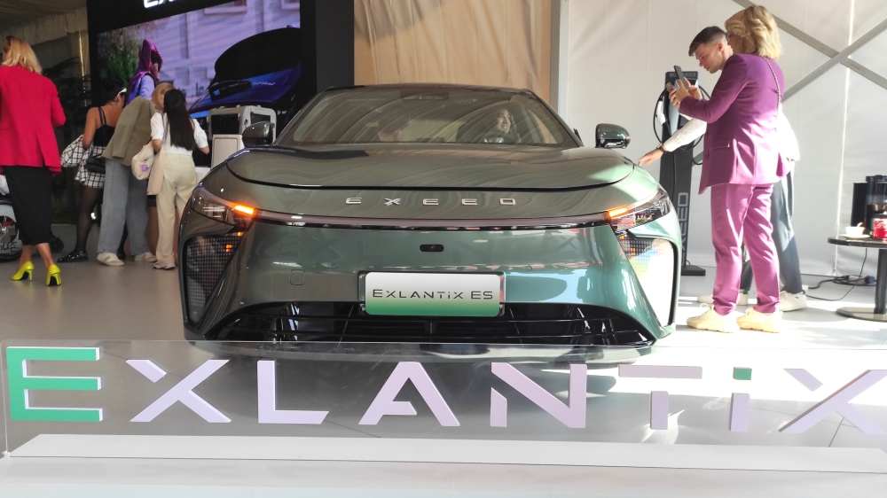 Электрический кроссовер Exeed Exlantix ES спереди
