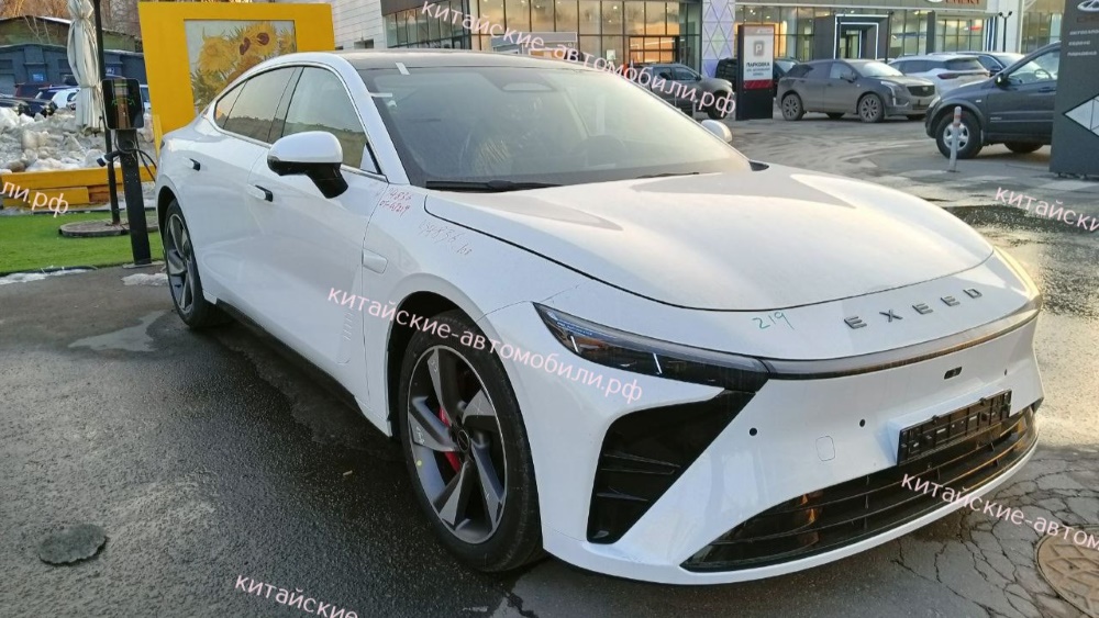 Седан Exlantix ES в Москве с лицевой стороны