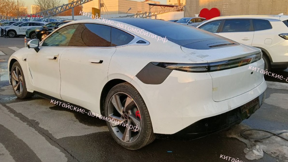 Седан Exlantix ES в Москве, вид сбоку сзади