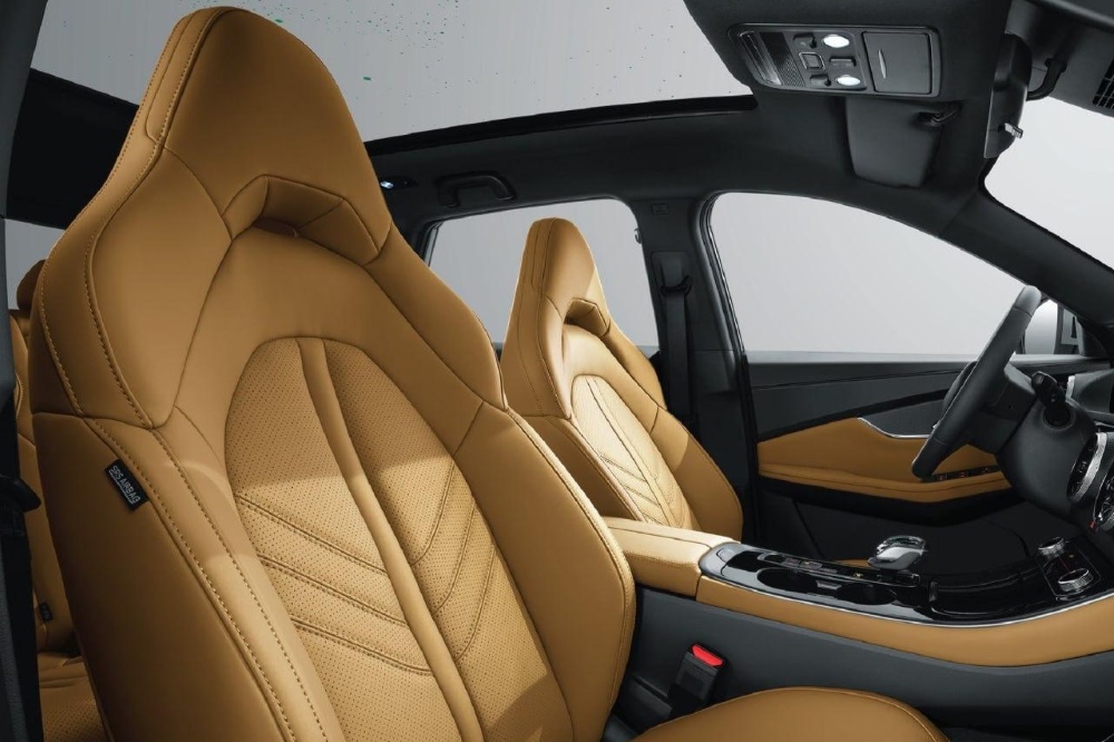 Отделка салона кроссовера Forthing T5 EVO песочного цвета