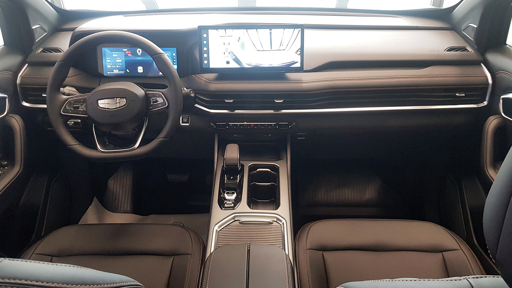 Интерьер салона кроссовера Geely Okavango New 