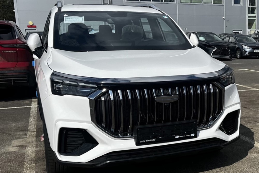 Вид спереди нового Geely Okavango на дилерской площадке в Беларуси