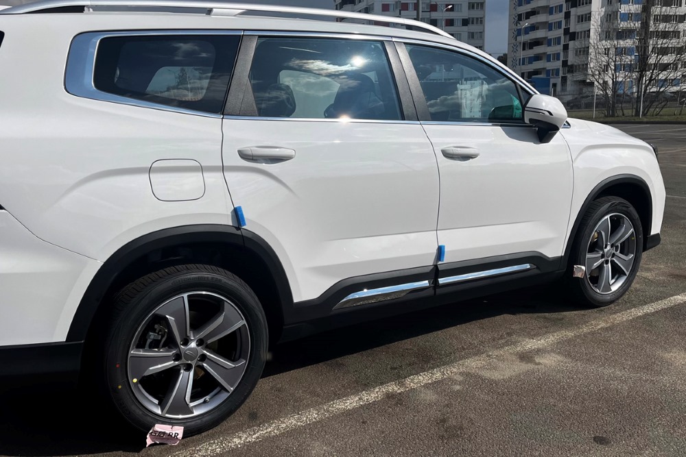 Вид сзади нового Geely Okavango на дилерской площадке в Беларуси