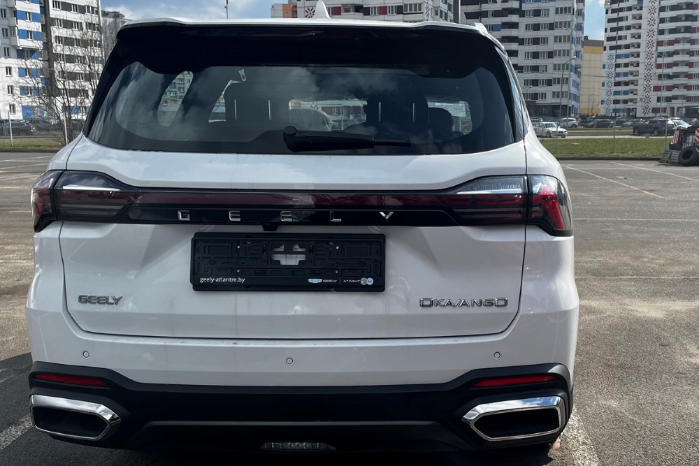 Новый Geely Okavango на дилерской площадке в Беларуси сзади