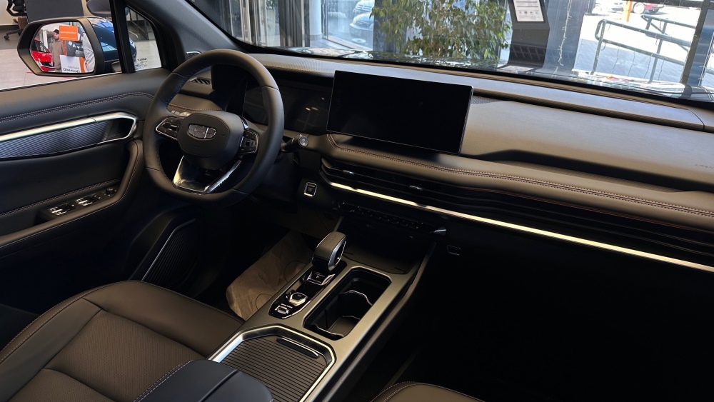 Geely Okavango в автосалоне новинка купить салон Ааа Моторс Ростов интерьер