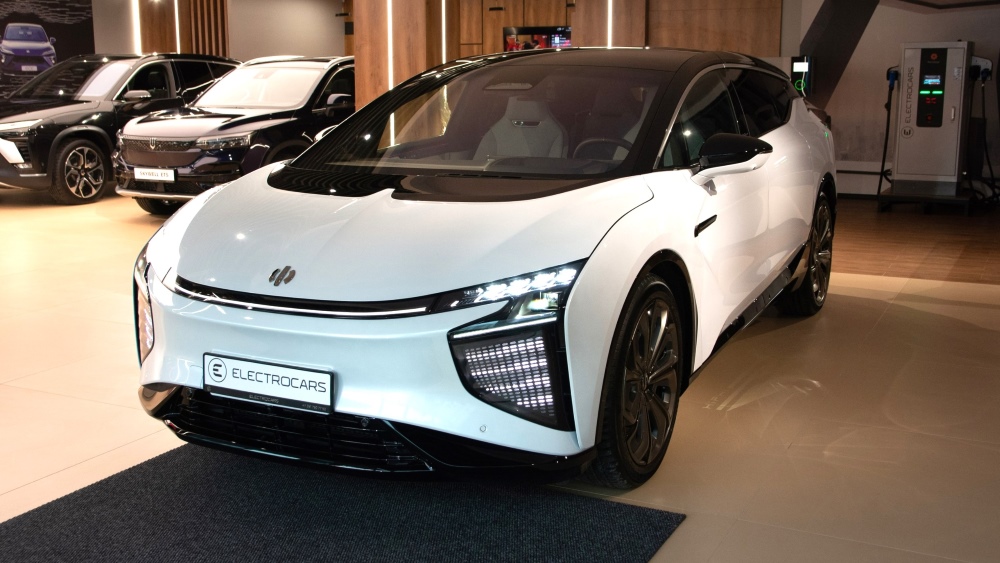 Электрический кроссовер HiPhi X со стороны дилера Electrocars спереди купить