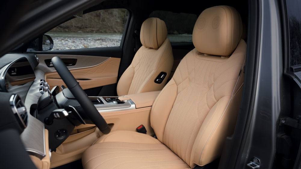 Салон Jaecoo J8 интерьер первого ряда сидений