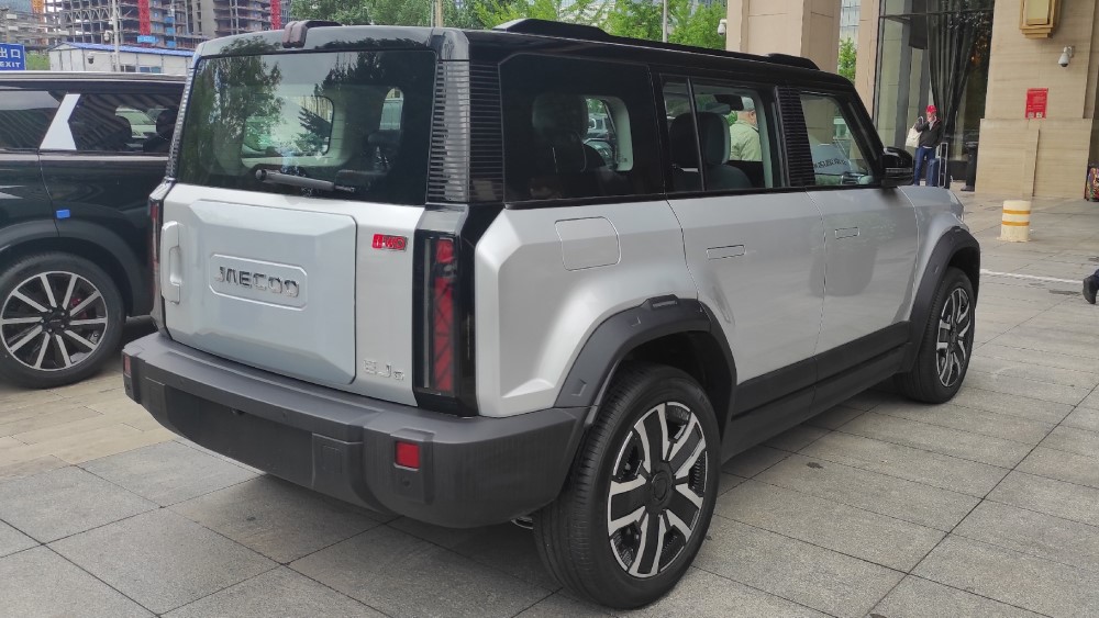 Jaecoo J6 вид сзади