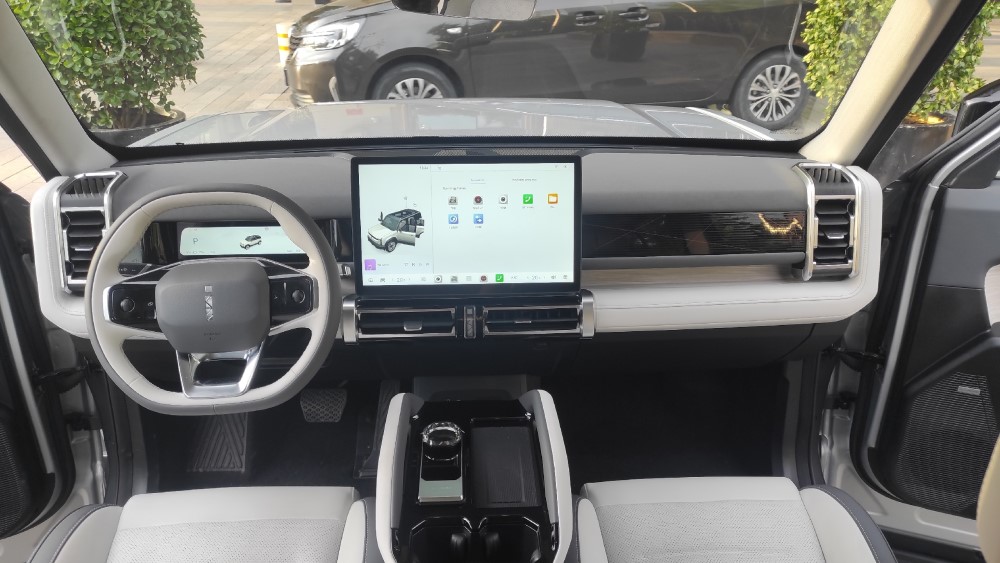 Интерьер салона Jaecoo J6