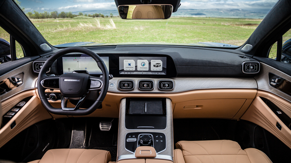 Салон Jaecoo J8, интерьер первого ряда