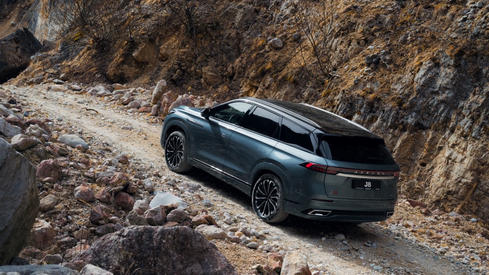 Jaecoo J8 вид сзади в динамике бездорожья