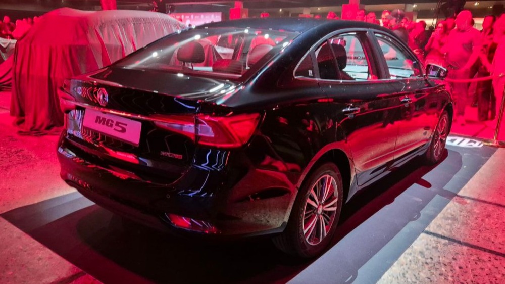 Презентация задней части седана MG 5