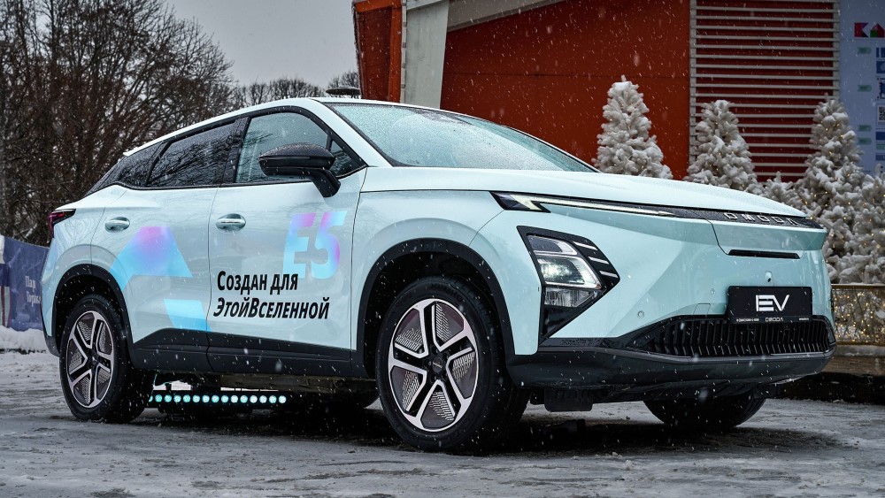 Электрический кроссовер Omoda E5 в Москве с передней стороны