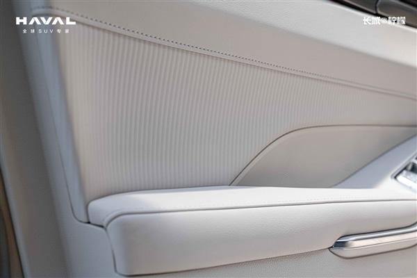 Интерьер рестайлингового GWM Haval H6 2024 года представлен на фотографиях в Китае