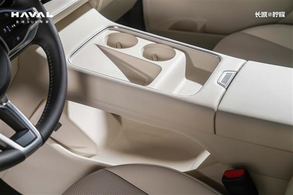 Интерьер рестайлингового GWM Haval H6 2024 года представлен на фотографиях в Китае