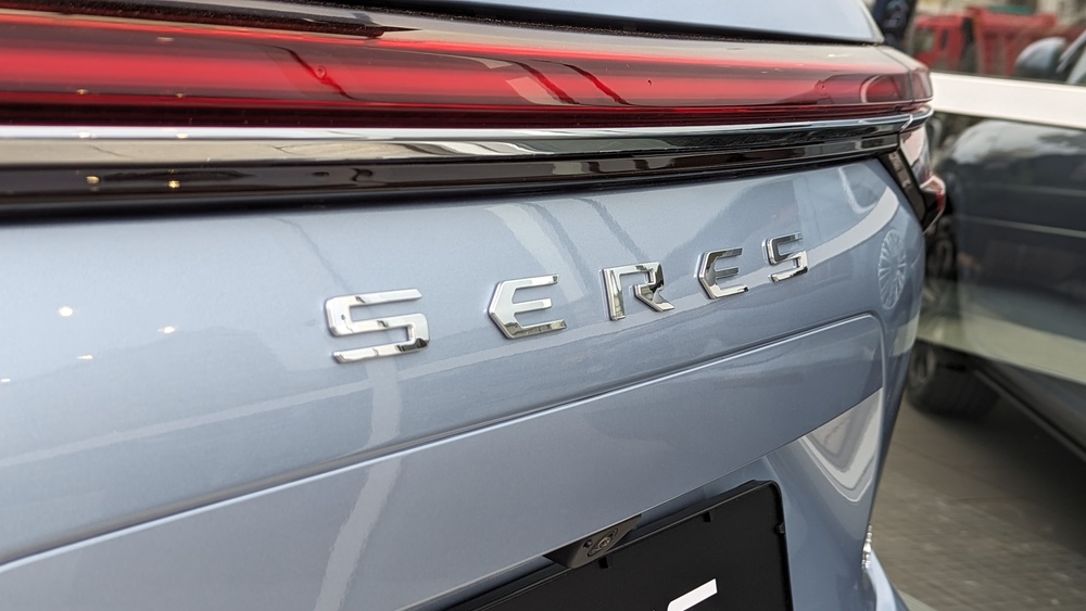 Логотип Seres M7 на спине.