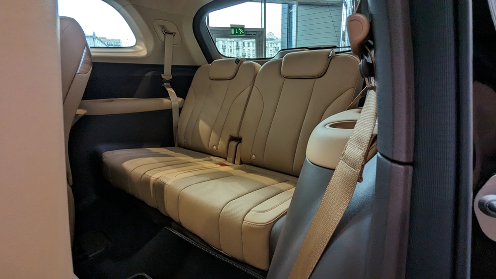 Салон Seres M7 интерьер третьего ряда