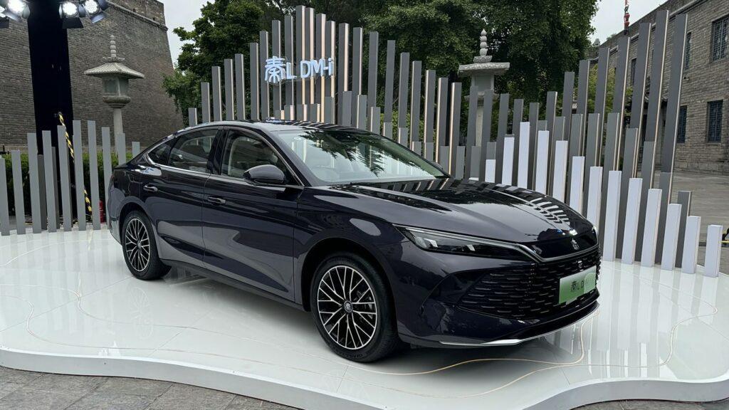 В Китае представлен седан BYD Qin L PHEV с запасом хода 2100 км. Цена от 13 750 долларов США