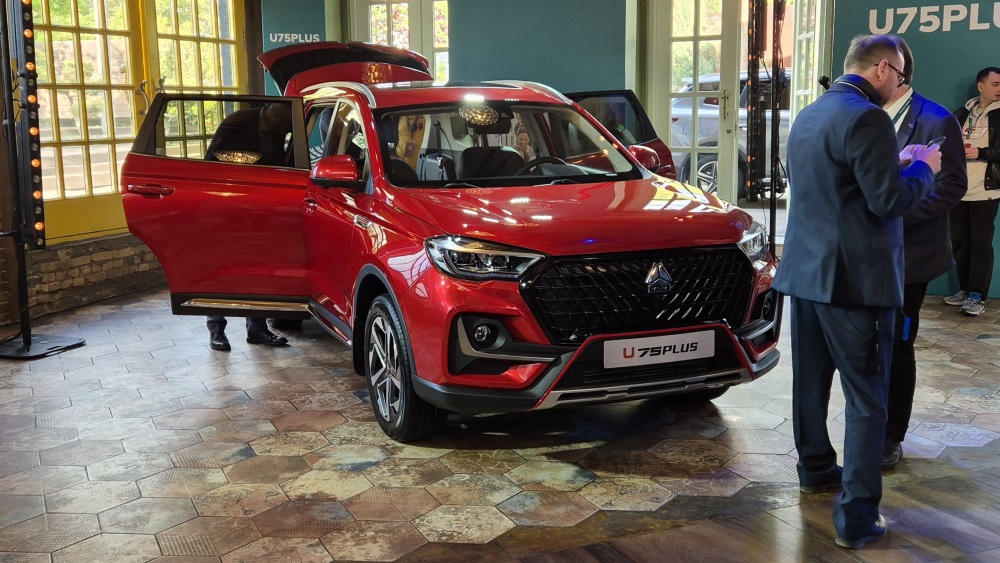 Презентация боковой части кроссовера VGV U75 Plus спереди