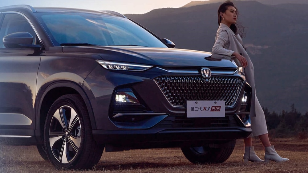 Кроссовер Changan X7 Plus сбоку спереди