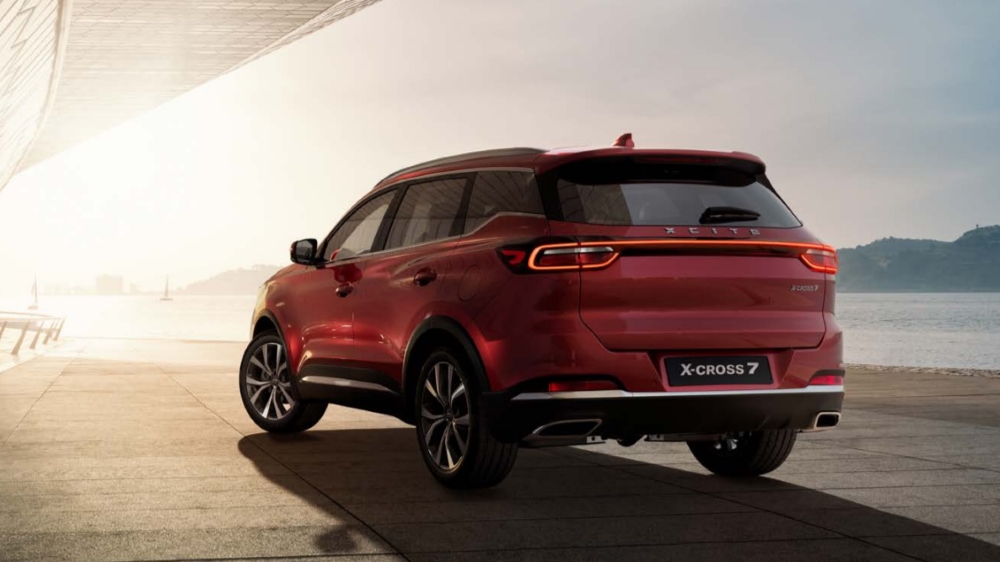 Кроссовер Xcite X-Cross 7 вид сзади