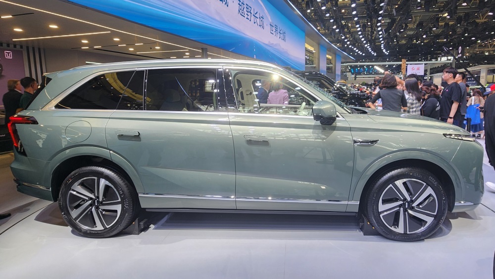 Гибридный кроссовер Wey 07 вид сбоку Пекинский автосалон