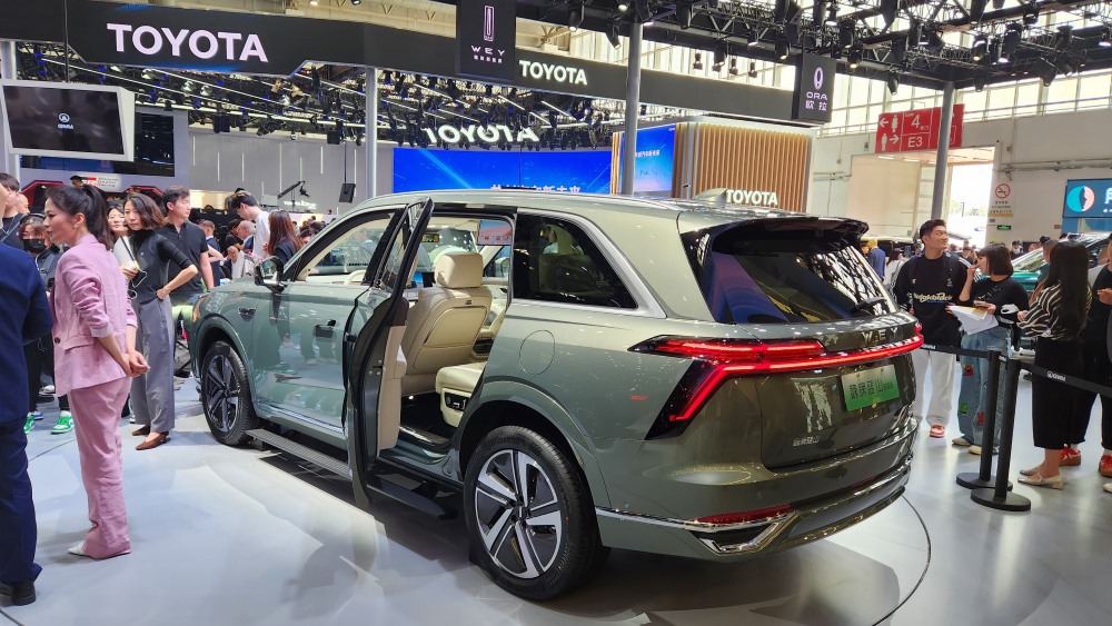 Гибридный кроссовер Wey 07, вид сбоку сзади на Пекинском автосалоне