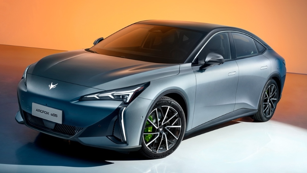 Седан Arcfox Alpha S5, вид сбоку спереди, серый, официальные изображения